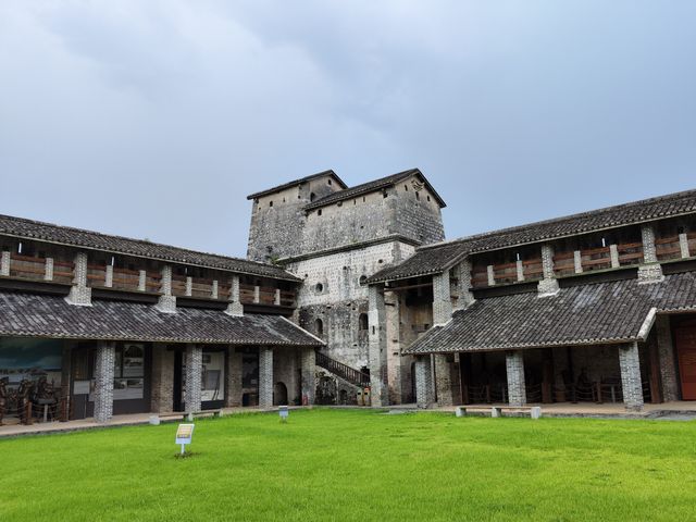 仁化石塘古村，村頭城堡堅固勝過碉樓