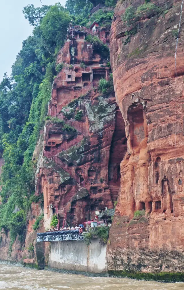 สถานที่ท่องเที่ยวพระพุทธรูปใหญ่เลสาน