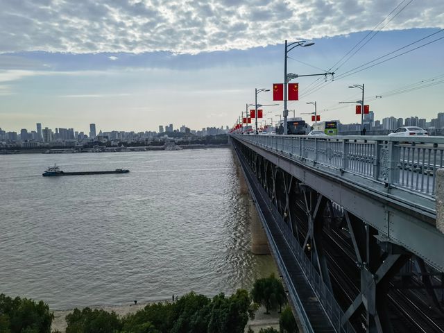 清晨漫步武漢長江大橋