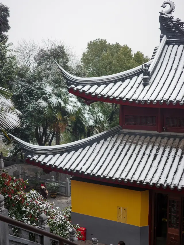 Getting the Dragon Year couplet stickers at Nanjing's Jiming Temple is so beautiful