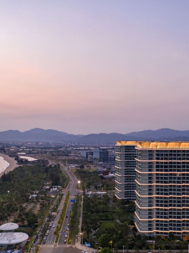 🌴 Sanya Staycation: Beachfront Bliss & Local Flavors 🌞