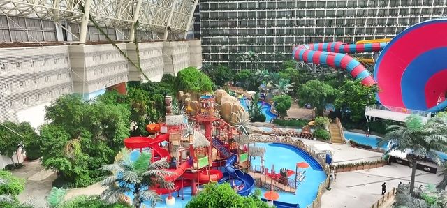 環球中心海洋樂園體驗沙灘玩水的快感，這就是室內玩水樂園，爽啊