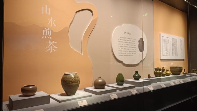 20241002  五光十色——故宮博物院藏古代顏色釉瓷器展。