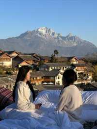 這家民宿居然可以看到日照金山，太美了吧！。