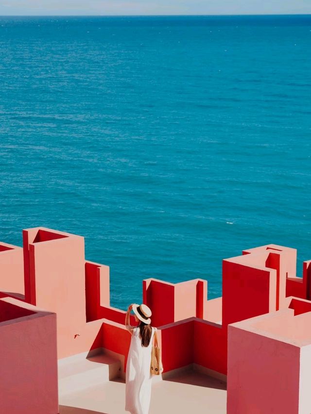 Explore Modern Architecture at La Muralla Roja,🌿❤️
