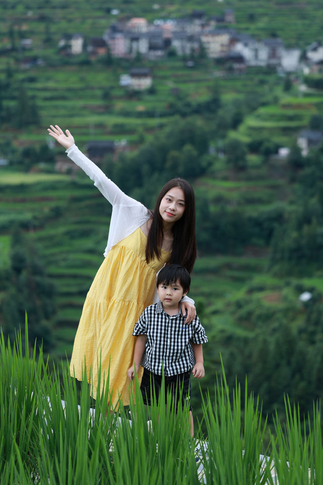 貴州廈格侗寨！帶女兒來到語文課本裡的梯田。