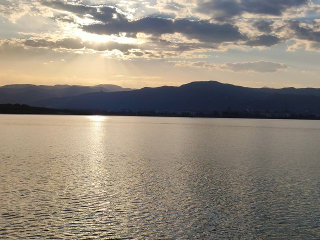 不開心就來太原晉陽湖公園看夕陽。 不開心就來太原晉陽湖公園看夕陽。