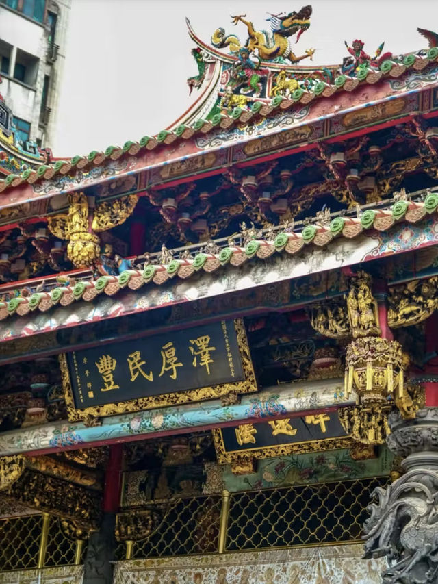 香火繚繞：艋舺龍山寺的靜思時光