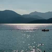 🌊西貢半月灣｜傳說中嘅玻璃果凍海！瞓住嘆日光浴超Chill～