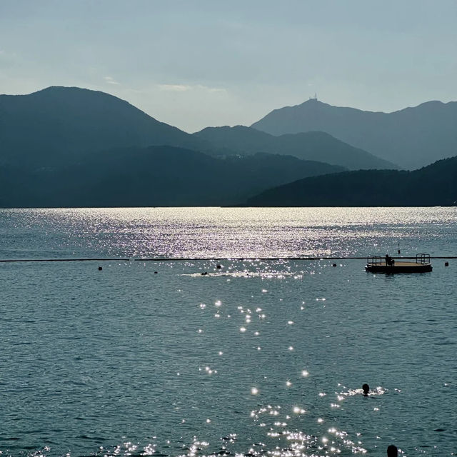 🌊西貢半月灣｜傳說中嘅玻璃果凍海！瞓住嘆日光浴超Chill～