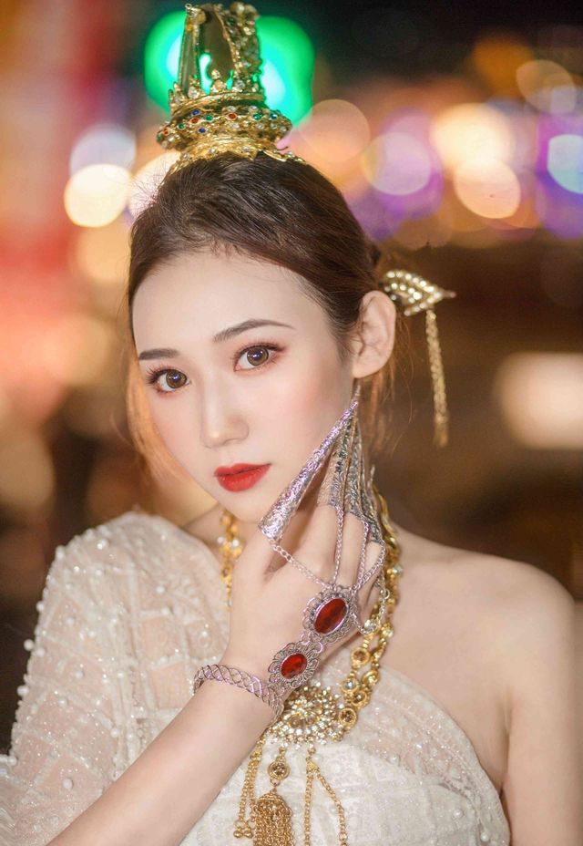傣家少女，水畔輕舞醉清風