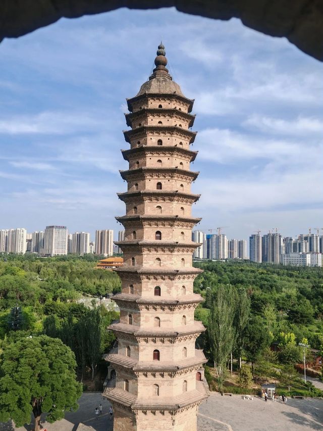 太原地標，古塔與牡丹的絕美邂逅