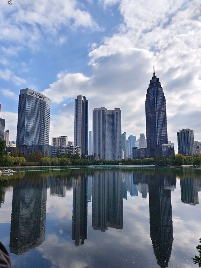 武漢菱角湖 0 元拍秋！地鐵直達+湖心木棧道1 秒出片