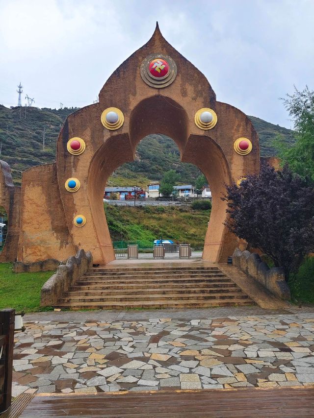 川主寺鎮｜川西旅遊必經的藏式風情地標｜Trip.com 松潘