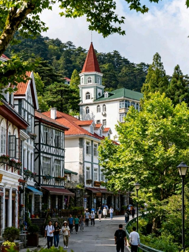 江西廬山：瀑布從雲端跌落山谷，雲霧漫過石階時，一步一景