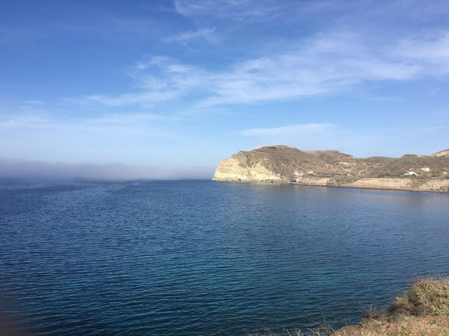 來聖托里尼度個假吧！這裡的天空藍得像油畫，海水清澈見底，整個人都放鬆下來了～這次打卡了幾個絕美景點和