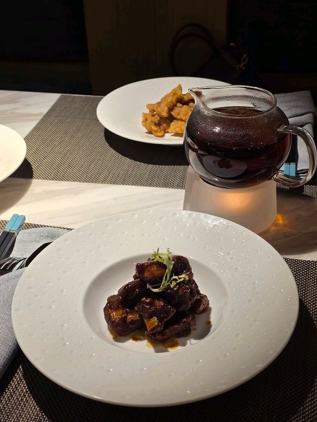 Отель с изысканным рестораном внутри. Отель с изысканным рестораном внутри.