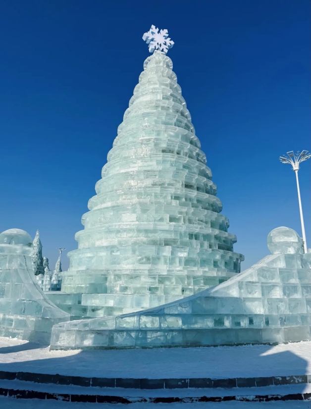 Best Time: Late December to February of the following year (Ice and Snow World usually opens at the end of December)
· Clothing Suggestions: Thick down jacket, waterproof and anti-slip snow boots, warm hat, gloves, and heat packs are essential
---
❄️ Day 1: First Experience of the Ice and Snow Wonderland
· Morning: Arrive in Harbin, check into a hotel near Central Street (convenient for sightseeing), recommended to try a Russian-style architecture hotel.
· Afternoon:
· Saint Sophia Cathedral: Admire the Byzantine architecture highlighted by ice sculptures, with historical exhibitions inside.
· Central Street: Stroll along the century-old cobblestone road, try a Madieer ice pop, and enjoy the fun of "the colder, the more you eat ice."
· Evening:
· Ice and Snow World (recommended to enter after 3:00 PM):
· Take panoramic photos of the crystal-clear ice sculptures during the day, and enjoy the magical scene as the lights gradually turn on at dusk.
· Must-try attractions: Snowflake Ferris Wheel (overlooking the ice and snow kingdom), Super Ice Slide (advance reservation required).
· Follow the “Harbin Ice and Snow World” official WeChat account for real-time showtimes (such as ice and snow symphony, cartoon parades).
· Dinner: Lao Chu Jia (the original restaurant of Guo Bao Rou) or Shan He Tun Iron Pot Stew (experience the Northeast big pot hot stove).
🏰 Day 2: In-depth Ice and Snow Art Tour + Eurasian Style
· Morning:
· Sun Island Snow Sculpture Art Expo: Admire giant snow sculptures and participate in snow interactive activities (about 2 km from Ice and Snow World, can be arranged on the same day).
· Afternoon:
· Harbin Museum or Jewish History and Culture Memorial Hall to learn about the city’s diverse history.
· Songhua River Ice and Snow Carnival: Experience ice carriage rides, snow tube drifting, and other ice activities (pay attention to safety zones).
· Night:
· Re-enter Ice and Snow World: Make up for missed attractions on the first day, focus on watching indoor ice ballet or Harbin Ice Show (check the daily performance schedule).
· Ice and snow night photography: Use lighting to capture the blue hour of the ice castle (around 4:30 PM - 5:30 PM).
· Late-night snack: Shida Night Market or Daowai Barbecue (recommended King Kong Mountain Barbecue).
🌆 Day 3: Old Town Memories and Farewell Journey
· Morning:
· Volga Manor (30 km from downtown, about 40 minutes by car):
· Reconstructed Russian wooden chapel, with castle skiing and snow tubing in winter, less crowded and great for photos.
· Afternoon:
· Daowai Chinese Baroque District: Explore old-brand snacks (Zhang Bao Pu rib buns), antique shops, and experience Harbin’s local culture.
· Gogol Street: Check in at the Russian-style bookstore (Gogol Bookstore) or Alexeyev Church.
· Evening: Depending on your flight/train schedule, buy souvenirs:
· Qiulin Company: Red sausage, Dalieba bread
· Russian goods store: Chocolate, Matryoshka dolls
🍲 Food Map
· Must-try list:
· Russian cuisine: Tadaosi Western Restaurant (braised beef in a pot), Huamei Western Restaurant (long history)
· Northeast cuisine: Iron pot stewed goose, Demoli stewed fish, sauerkraut boiled pork
· Snacks: Grilled cold noodles, frozen pears and frozen persimmons (thaw with cold water before eating)