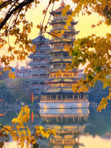 ตึกแฝดสุริยจันทรา กุ้ยหลิน | จุดถ่ายรูปสุดอลังการยามพระอาทิตย์ตกดินสีฟ้า