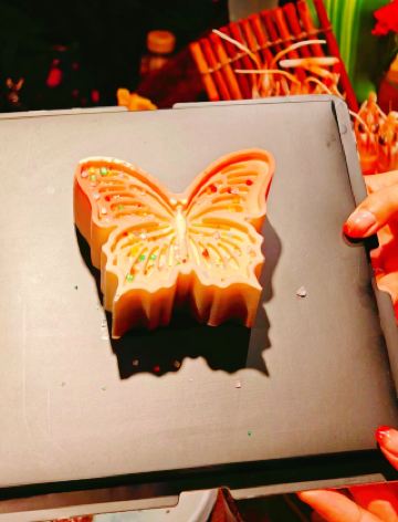 Restoran prasmanan di dekat Kuil Jing'an di Shanghai ini benar-benar menakjubkan! Akuarium ubur-uburnya sangat memukau.