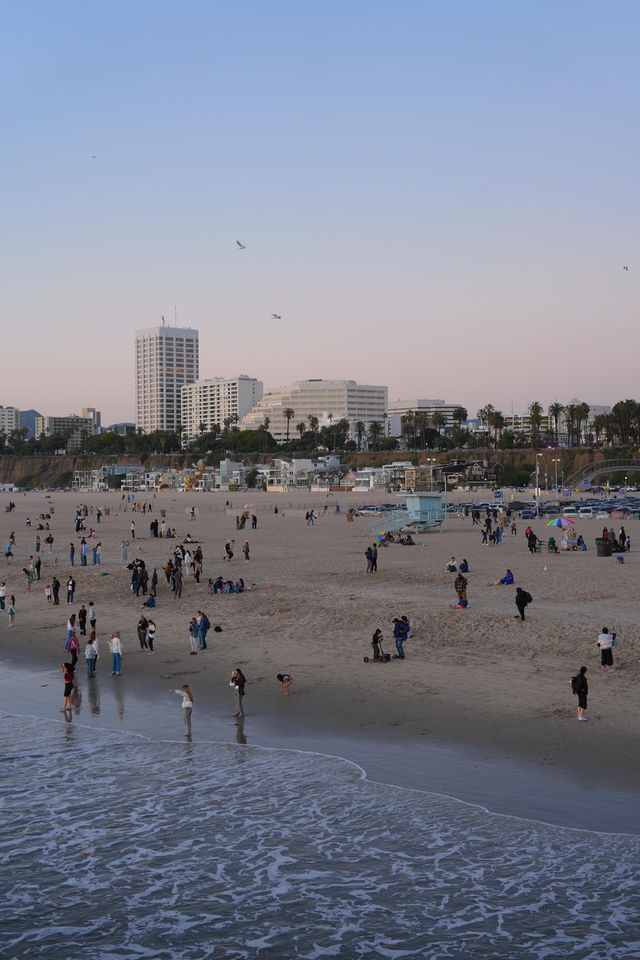 Santa Monica ๐๏ธ Who can resist a California sunset? ๐๏ธ