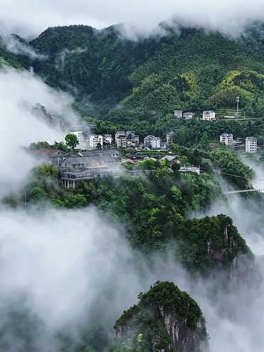 雲の上のガラスの崖に飛び込み、心の内を南尖岩の朝霧にさらした