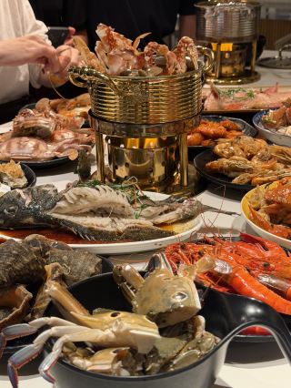Stay at Atlantis and enjoy Sanya's #1 seafood buffet