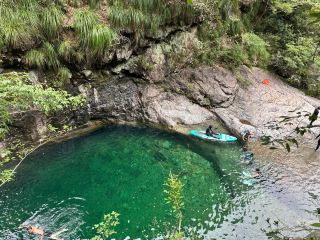 A cool secret spot beneath the mountain waterfall at Fengjiading waterfall