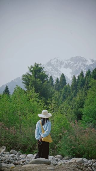 この新疆周遊旅行で一番幸運だったのは、この一流のドライバー兼ガイドを予約できたことです。旅全体が本当に完璧でした！ドライバーは経験豊富なドライバーであると同時に、熟練したガイドでもあります。新疆…