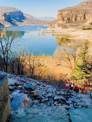 Taihang Danxia Lake, Millennium-Old Qinwang Legacy | Qinwang Lake Leisure Travel Guide In the mountains west of Shahe, Xingtai, a pool of clear blue water is embraced by red cliffs—this is