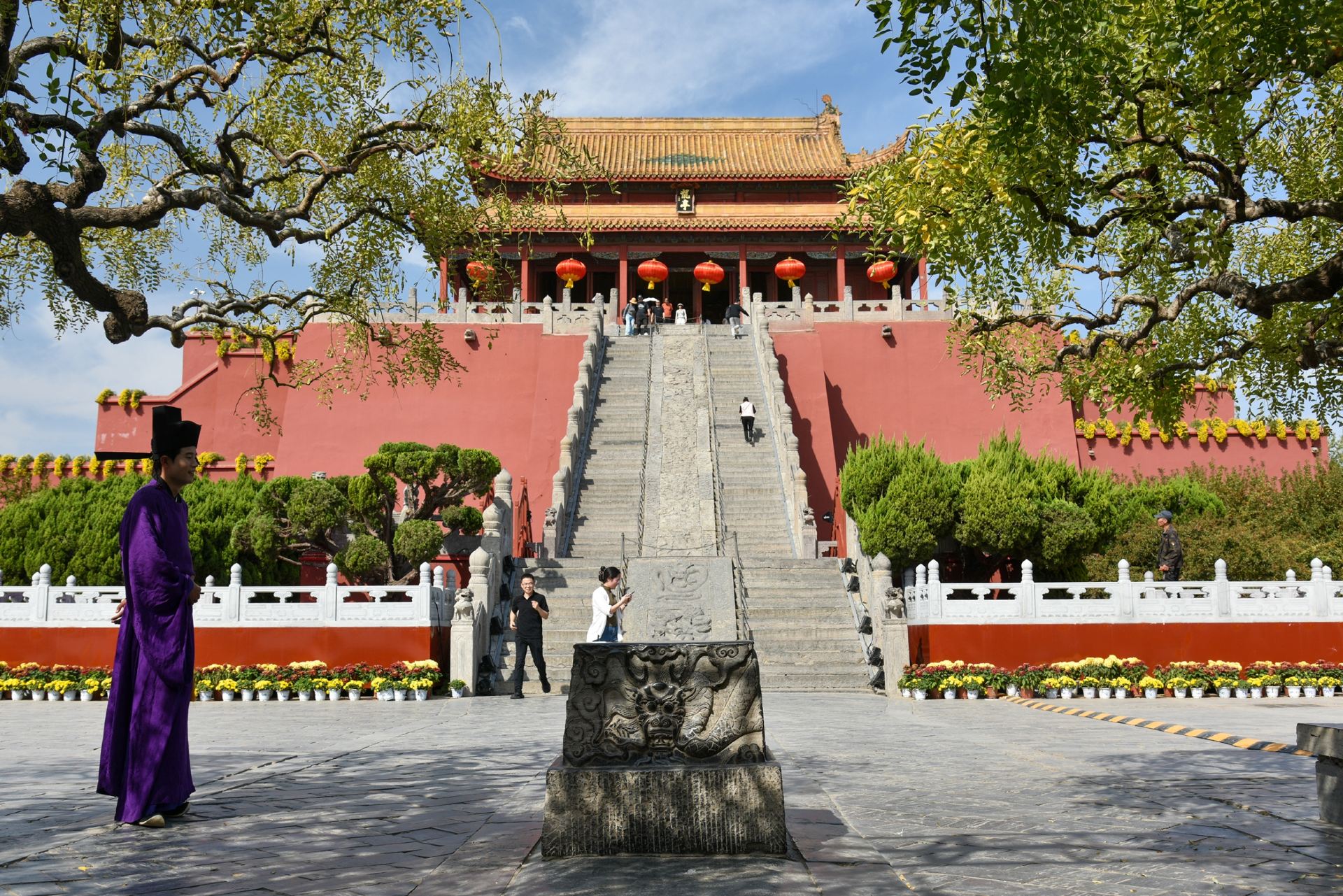Tour Kaifeng's Dragon Pavilion, walk through the ruins of the thousand-year-old imperial city, and experience the timeless elegance of Bianliang.