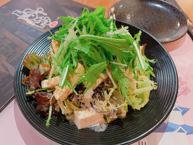 餐廳既裝修及佈置都充滿日本居酒屋特色,環境舒適氣氛一流~食物方面,除左串燒、日式小食及烏冬外,亦提供大量新鮮刺身及時令海鮮,食物種類夠多元化~ 餐廳既裝修及佈置都充滿日本居酒屋特色,環境舒適氣氛一流~食物方面,除左串燒、日式小食及烏冬外,亦提供大量新鮮刺身及時令海鮮,食物種類夠多元化~