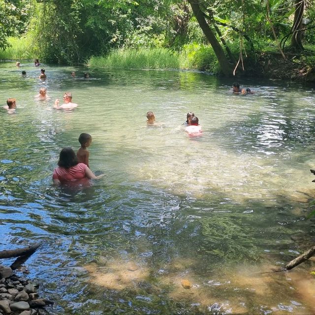 อาบน้ำร้อนในหุบเขา