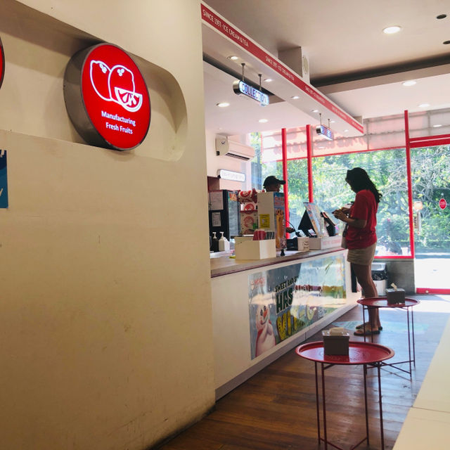 只要0.5美金，在樂姜街歇個腳，吃大支霜淇淋、吹冷氣、上廁所： Mixue Premium Legian