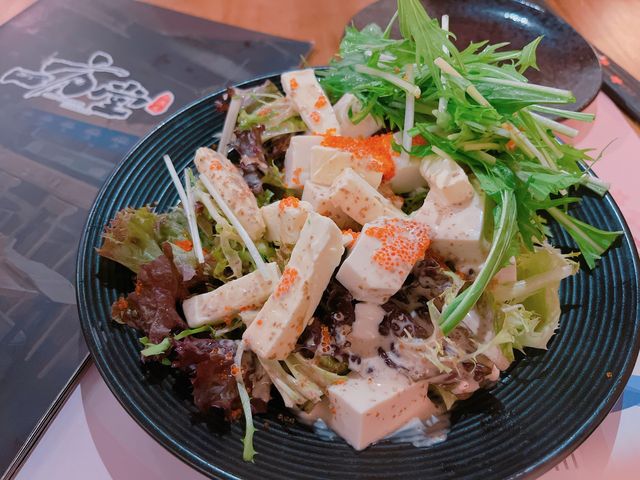 餐廳既裝修及佈置都充滿日本居酒屋特色,環境舒適氣氛一流~食物方面,除左串燒、日式小食及烏冬外,亦提供大量新鮮刺身及時令海鮮,食物種類夠多元化~ 餐廳既裝修及佈置都充滿日本居酒屋特色,環境舒適氣氛一流~食物方面,除左串燒、日式小食及烏冬外,亦提供大量新鮮刺身及時令海鮮,食物種類夠多元化~