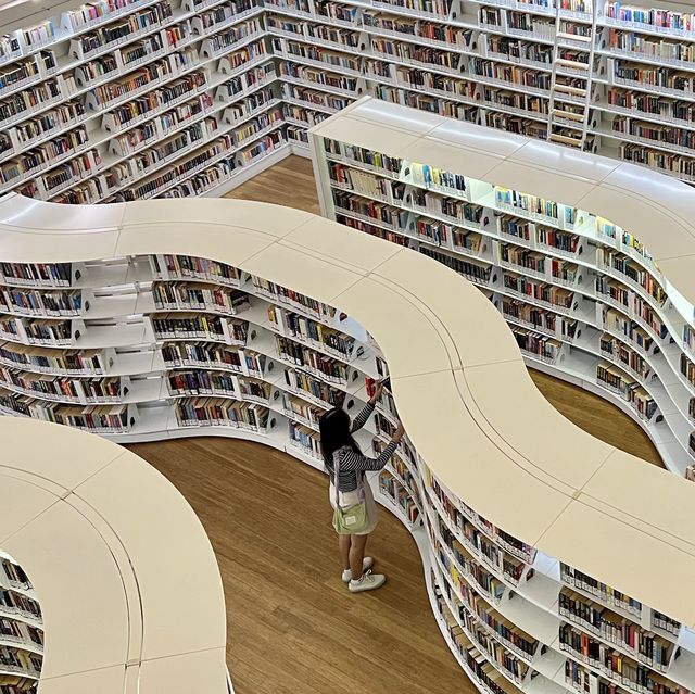 แวะไปอ่านหนังสือและถ่ายรูปที่ Library@orchard