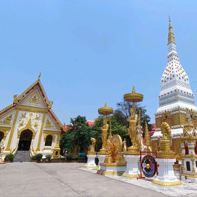 วัดมหาธาตุ พระธาตุประจำวันเกิดวันเสาร์ จ.นครพนม