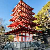 新倉山淺間公園忠靈塔 - 紀念與美景的融合