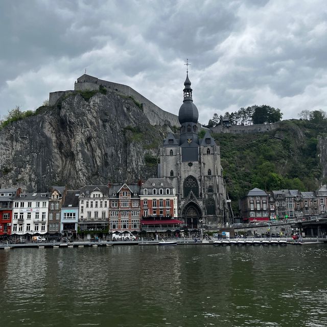 Dinant เมืองเล็กริมน้ำที่เบลเยี่ยม