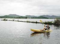รายาบุรี รีสอร์ท นอนแพริมน้ำชิลๆ ชมวิวเขื่อน 🛶