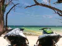 ชมโขดหิน น้ำใส ที่หาดผู้รอดชีวิต