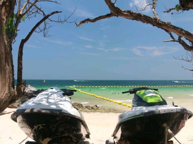 ชมโขดหิน น้ำใส ที่หาดผู้รอดชีวิต