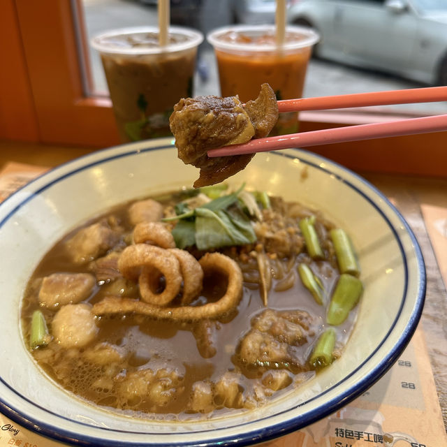 日賣300碗·30斤牛骨熬煮12小時．招牌阿叔船麵