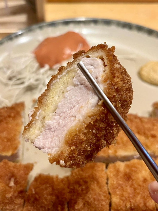 겉바속촉 🥩 진한 육즙이 맛있는 돈까스 🔥 서울 신사동 맛집 투어