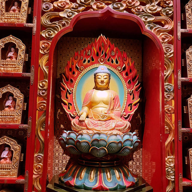 【シンガポール🇸🇬/壁一面に仏像が並ぶ煌びやかな”仏牙寺龍華院博物館”】