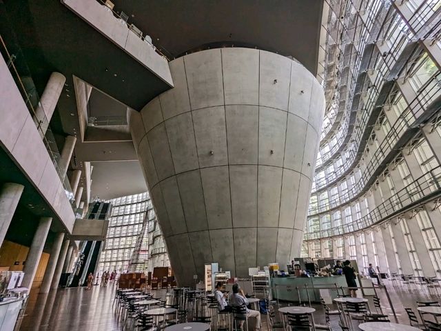 日本東京-如波浪般的宏偉壯闊：國立新美術館