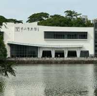 中山漫畫館：豐富藏品，閱讀室面對湖波光粼粼