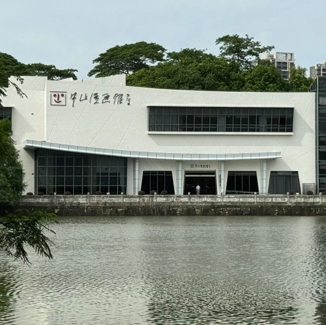 中山漫畫館：豐富藏品，閱讀室面對湖波光粼粼