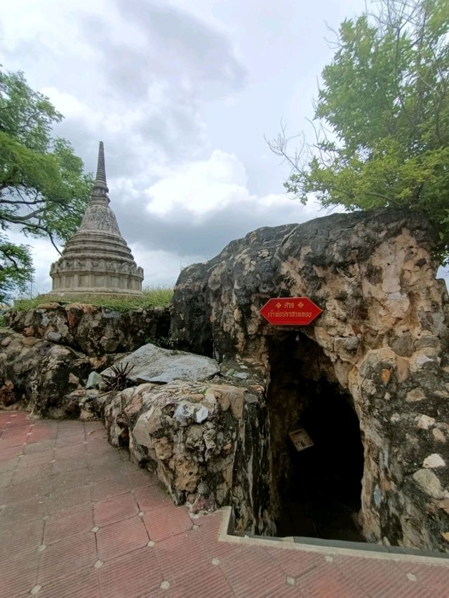 องค์พระปฐมเจดีย์เด่นเป็นสง่า