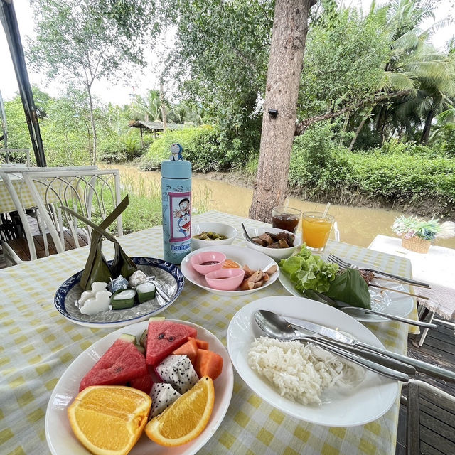 อัมพวา บ้านพักเรือนเสน่หา ริมคลอง 